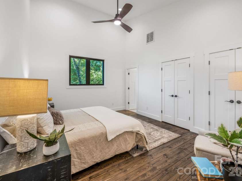 138 Shiloh Road, Asheville, NC 28803.  MLS# CAR4420583, YatesRealty ID 48599. Spacious Upper Level Primary Suite