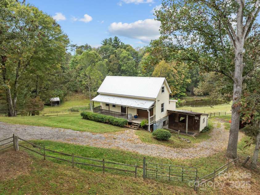 71 Kuykendall Branch, Asheville, NC 28804.  MLS# CAR4293308, YatesRealty ID 4860. 7 stall custom barn w/grain room, hay storage, tack room and an upstairs apartment