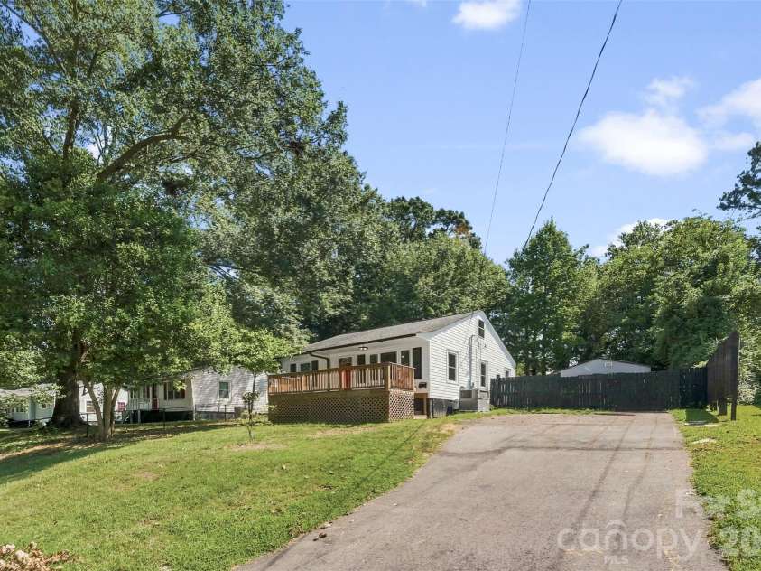 816 Weldon Street, Gastonia, NC 28052.  MLS# CAR4420977, YatesRealty ID 48602. 