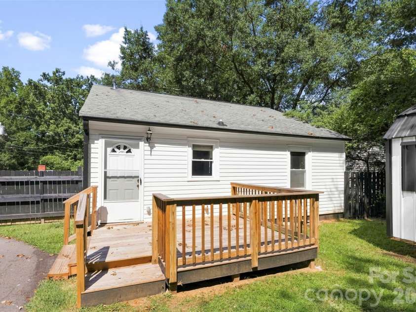 816 Weldon Street, Gastonia, NC 28052.  MLS# CAR4420977, YatesRealty ID 48602. 