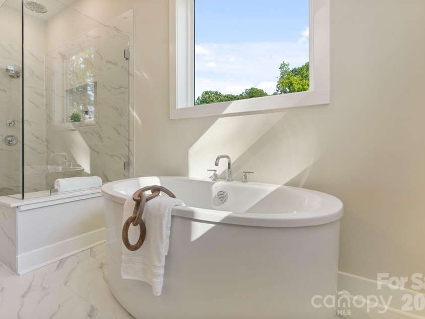 4531 Splash Trail, Sherrills Ford, NC 28673.  MLS# CAR4418307, YatesRealty ID 48603. Over-sized soaking tub
