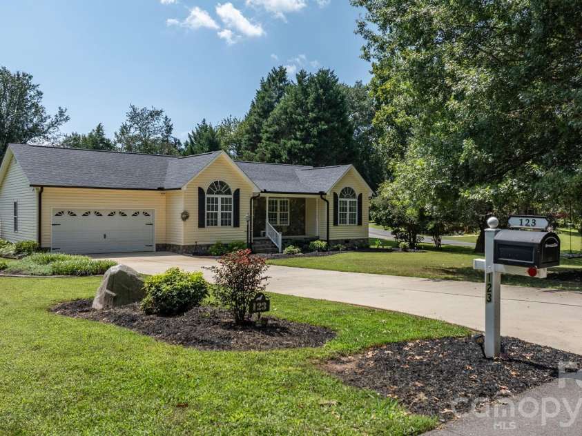 123 Idlebrook Road, Statesville, NC 28677.  MLS# CAR4420365, YatesRealty ID 48608. 