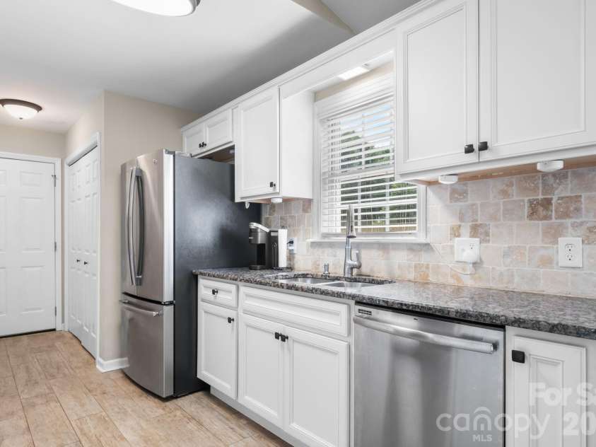 123 Idlebrook Road, Statesville, NC 28677.  MLS# CAR4420365, YatesRealty ID 48608. Kitchen