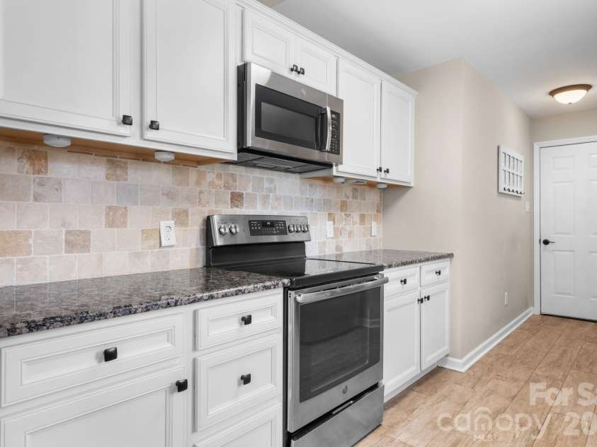123 Idlebrook Road, Statesville, NC 28677.  MLS# CAR4420365, YatesRealty ID 48608. Kitchen