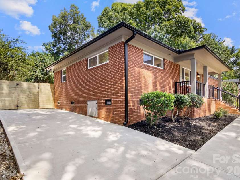 546 Kingston Avenue, Charlotte, NC 28203.  MLS# CAR4418497, YatesRealty ID 48609. 