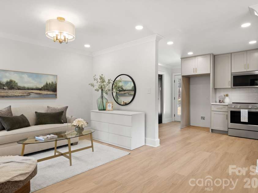 546 Kingston Avenue, Charlotte, NC 28203.  MLS# CAR4418497, YatesRealty ID 48609. 