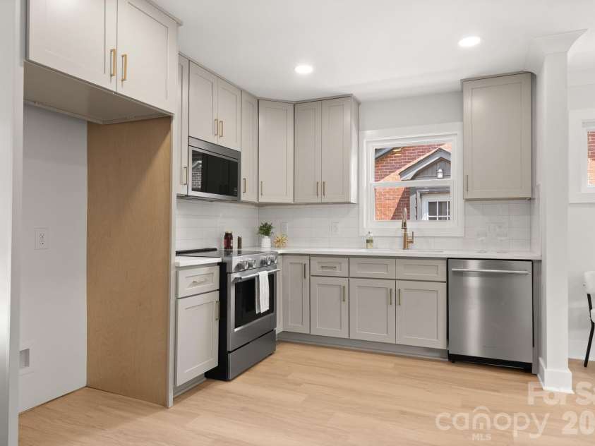 546 Kingston Avenue, Charlotte, NC 28203.  MLS# CAR4418497, YatesRealty ID 48609. 