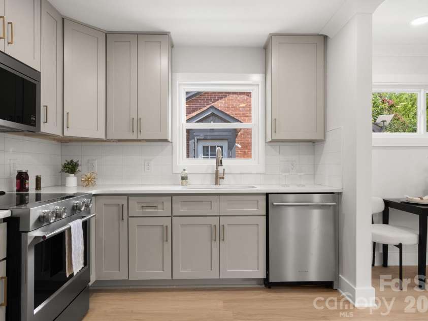 546 Kingston Avenue, Charlotte, NC 28203.  MLS# CAR4418497, YatesRealty ID 48609. 