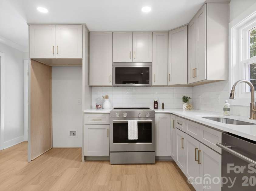 546 Kingston Avenue, Charlotte, NC 28203.  MLS# CAR4418497, YatesRealty ID 48609. 