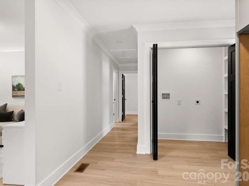 546 Kingston Avenue, Charlotte, NC 28203.  MLS# CAR4418497, YatesRealty ID 48609. 
