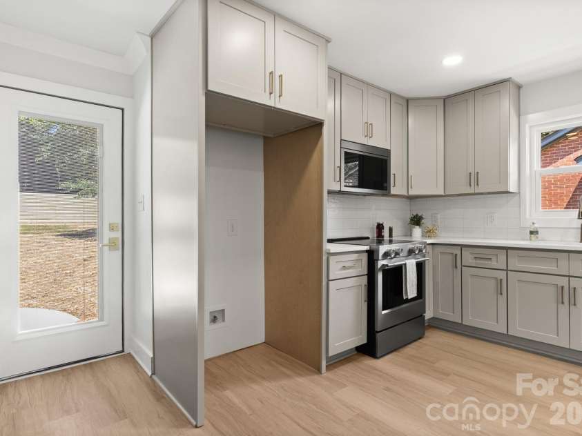 546 Kingston Avenue, Charlotte, NC 28203.  MLS# CAR4418497, YatesRealty ID 48609. 
