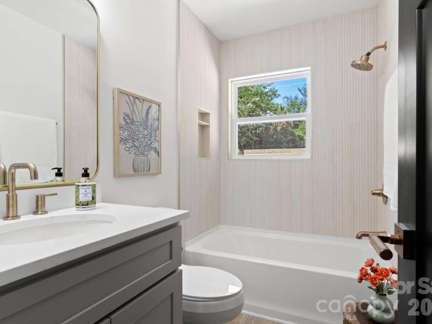 546 Kingston Avenue, Charlotte, NC 28203.  MLS# CAR4418497, YatesRealty ID 48609. 