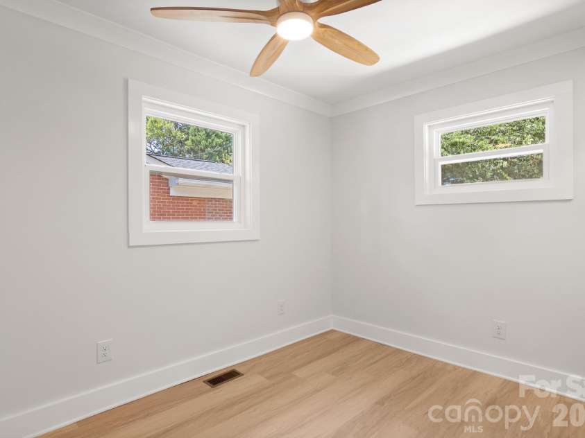 546 Kingston Avenue, Charlotte, NC 28203.  MLS# CAR4418497, YatesRealty ID 48609. 