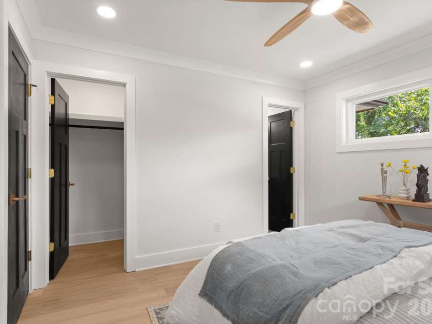 546 Kingston Avenue, Charlotte, NC 28203.  MLS# CAR4418497, YatesRealty ID 48609. 