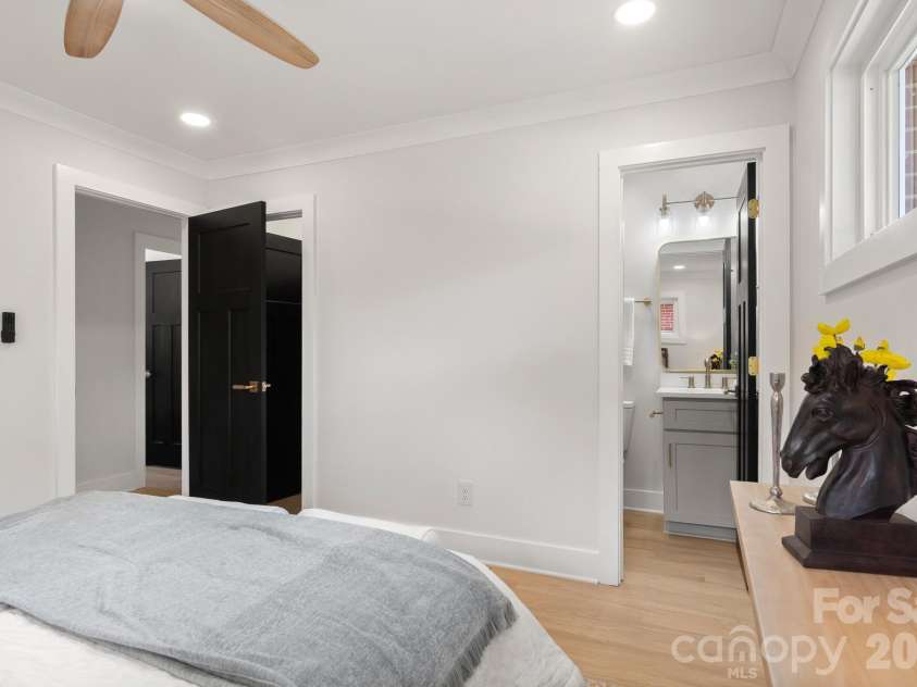 546 Kingston Avenue, Charlotte, NC 28203.  MLS# CAR4418497, YatesRealty ID 48609. 