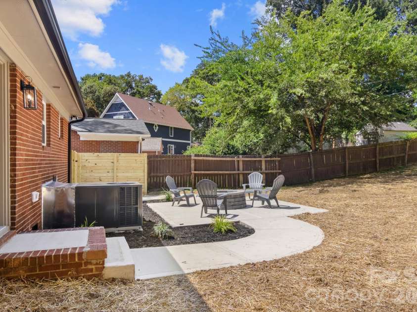 546 Kingston Avenue, Charlotte, NC 28203.  MLS# CAR4418497, YatesRealty ID 48609. 