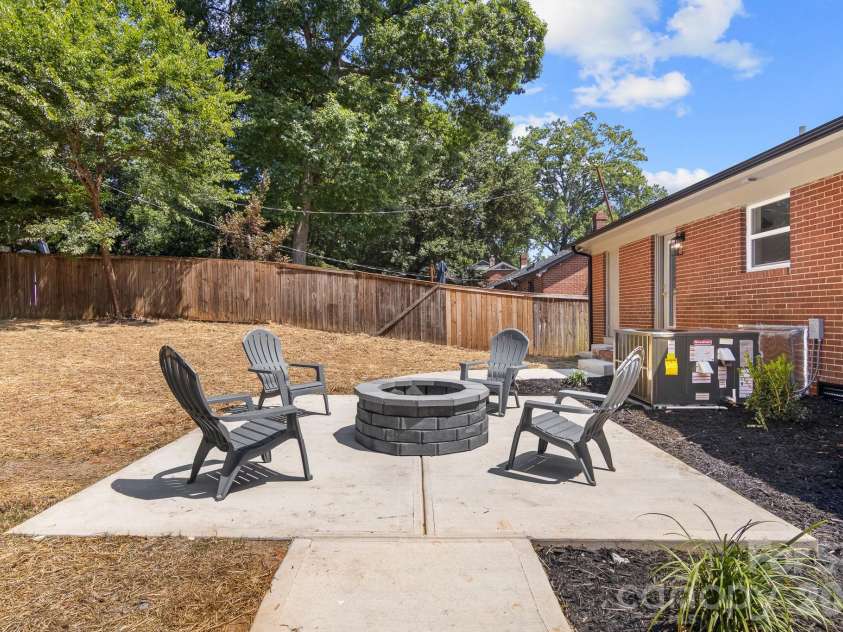546 Kingston Avenue, Charlotte, NC 28203.  MLS# CAR4418497, YatesRealty ID 48609. 