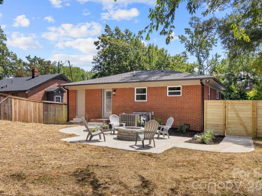 546 Kingston Avenue, Charlotte, NC 28203.  MLS# CAR4418497, YatesRealty ID 48609. 