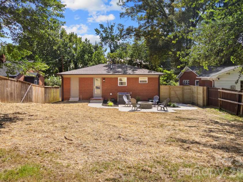 546 Kingston Avenue, Charlotte, NC 28203.  MLS# CAR4418497, YatesRealty ID 48609. 