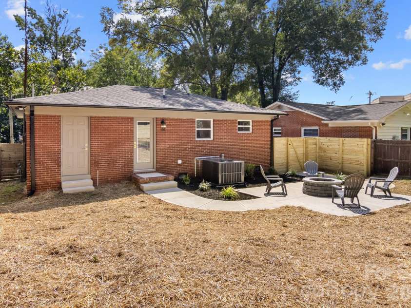 546 Kingston Avenue, Charlotte, NC 28203.  MLS# CAR4418497, YatesRealty ID 48609. 