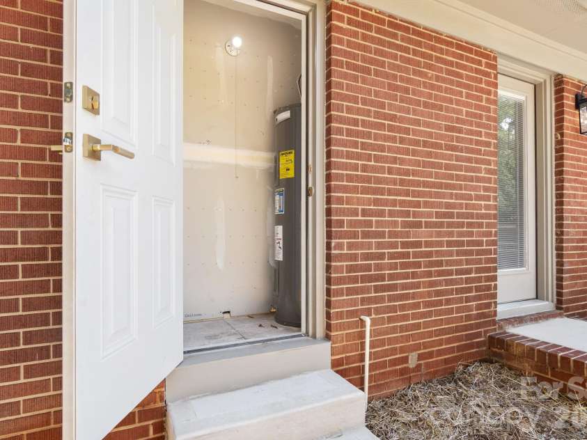 546 Kingston Avenue, Charlotte, NC 28203.  MLS# CAR4418497, YatesRealty ID 48609. 