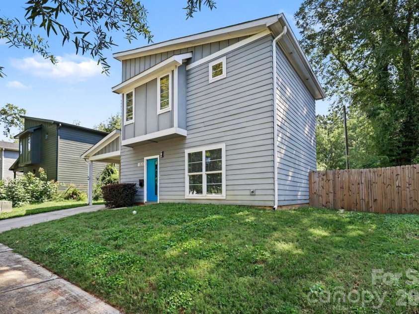 1522 Wembley Drive, Charlotte, NC 28205.  MLS# CAR4419781, YatesRealty ID 48611. Front Side View