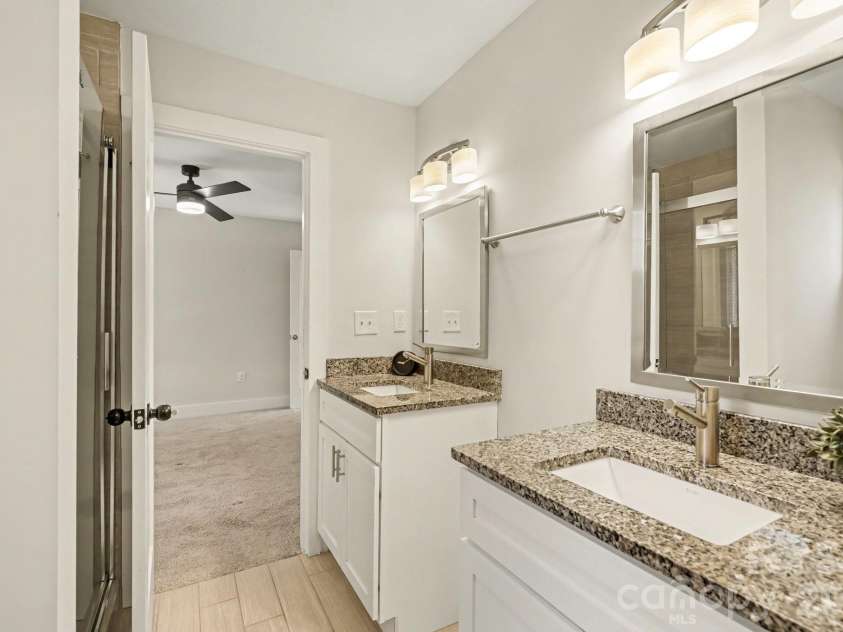 1522 Wembley Drive, Charlotte, NC 28205.  MLS# CAR4419781, YatesRealty ID 48611. Primary Bath