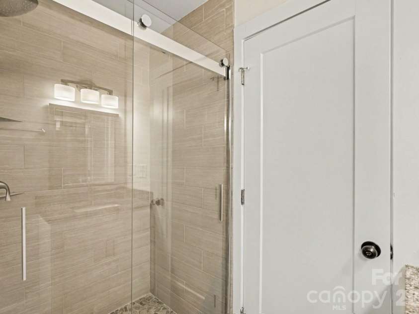 1522 Wembley Drive, Charlotte, NC 28205.  MLS# CAR4419781, YatesRealty ID 48611. Primary Bath