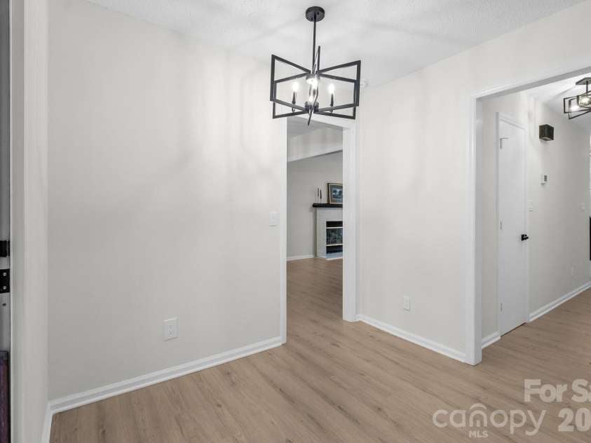 8314 David Lee Lane, Charlotte, NC 28227.  MLS# CAR4420448, YatesRealty ID 48617. Breakfast nook