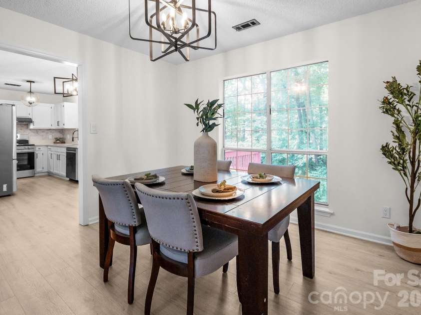 8314 David Lee Lane, Charlotte, NC 28227.  MLS# CAR4420448, YatesRealty ID 48617. Dinning room
