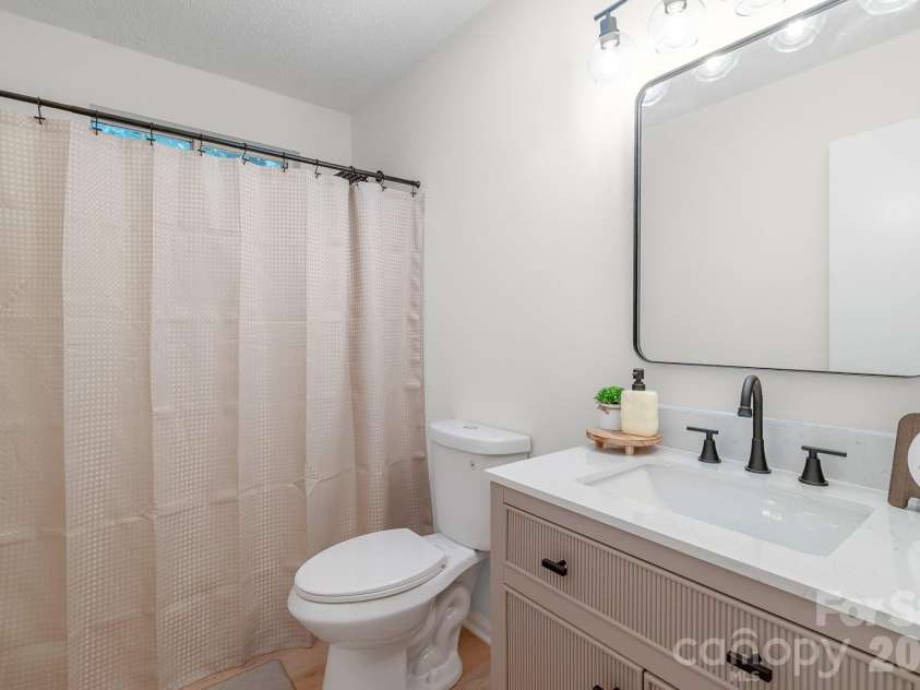 8314 David Lee Lane, Charlotte, NC 28227.  MLS# CAR4420448, YatesRealty ID 48617. Full bathroom