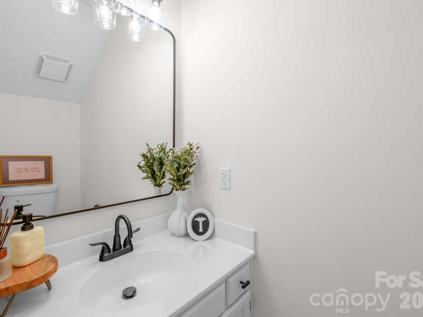 8314 David Lee Lane, Charlotte, NC 28227.  MLS# CAR4420448, YatesRealty ID 48617. Hall bathroom