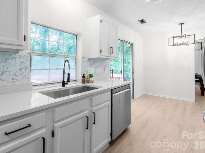 8314 David Lee Lane, Charlotte, NC 28227.  MLS# CAR4420448, YatesRealty ID 48617. Kitchen