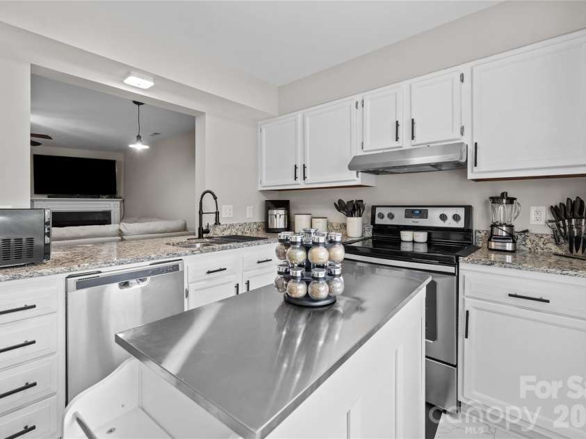 8407 Rust Wood Place, Charlotte, NC 28227.  MLS# CAR4415712, YatesRealty ID 48619. 