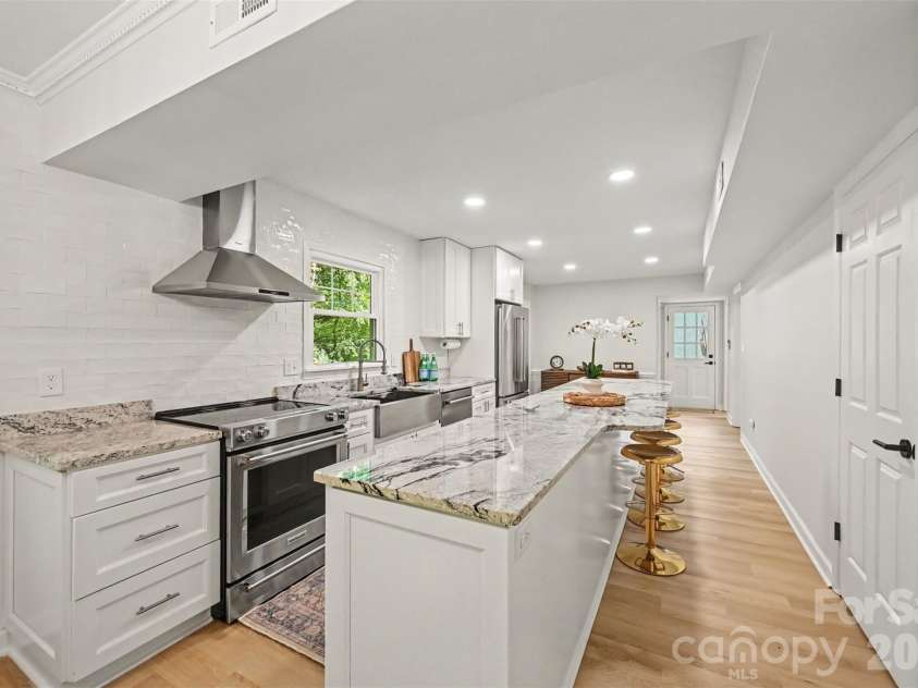 7505 Hawkstand Lane, Charlotte, NC 28210.  MLS# CAR4404392, YatesRealty ID 48622. 