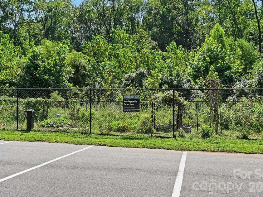 7505 Hawkstand Lane, Charlotte, NC 28210.  MLS# CAR4404392, YatesRealty ID 48622. 