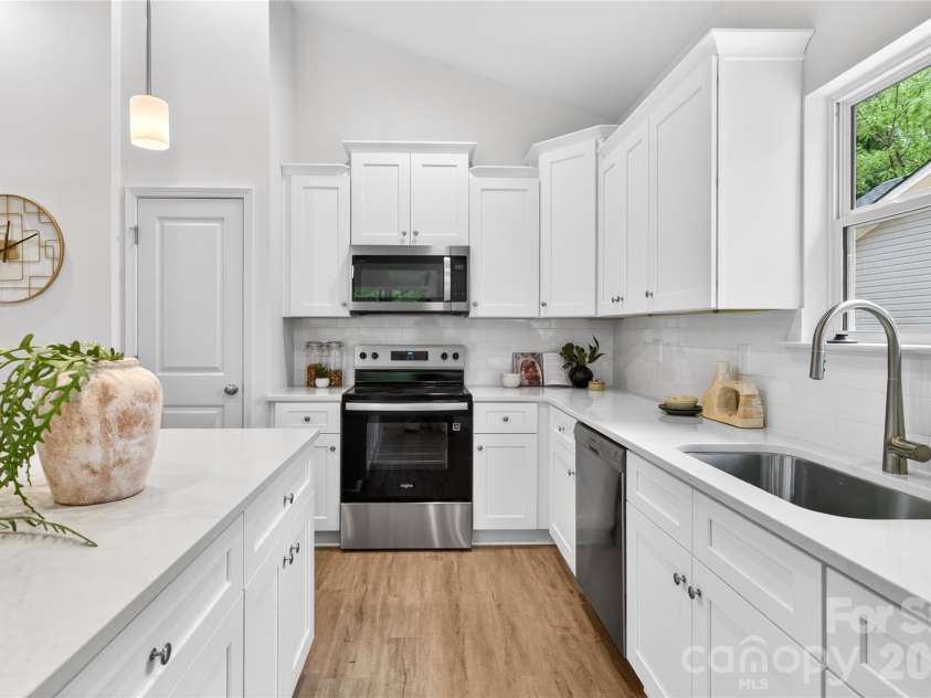 142 Hansard Drive, Charlotte, NC 28214.  MLS# CAR4403807, YatesRealty ID 48623. Representation