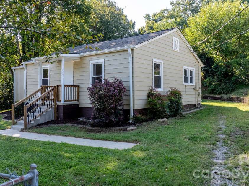 3221 1st Avenue Drive, Conover, NC 28613.  MLS# CAR4420987, YatesRealty ID 48624. 