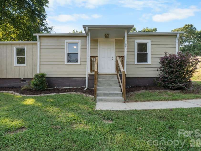 3221 1st Avenue Drive, Conover, NC 28613.  MLS# CAR4420987, YatesRealty ID 48624. 