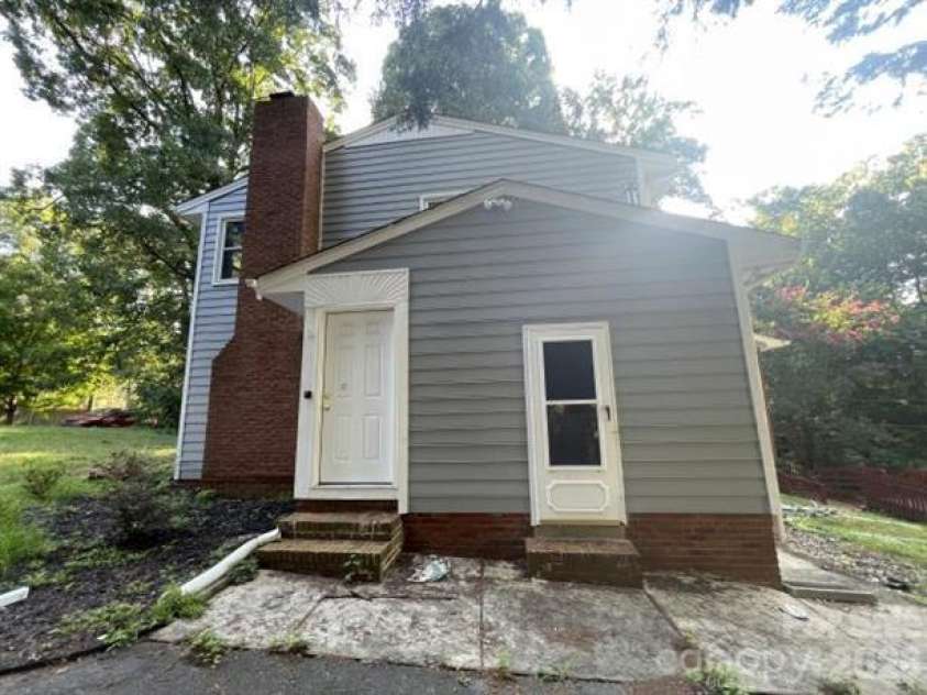 6931 Crossridge Road, Charlotte, NC 28214.  MLS# CAR4409165, YatesRealty ID 48625. 