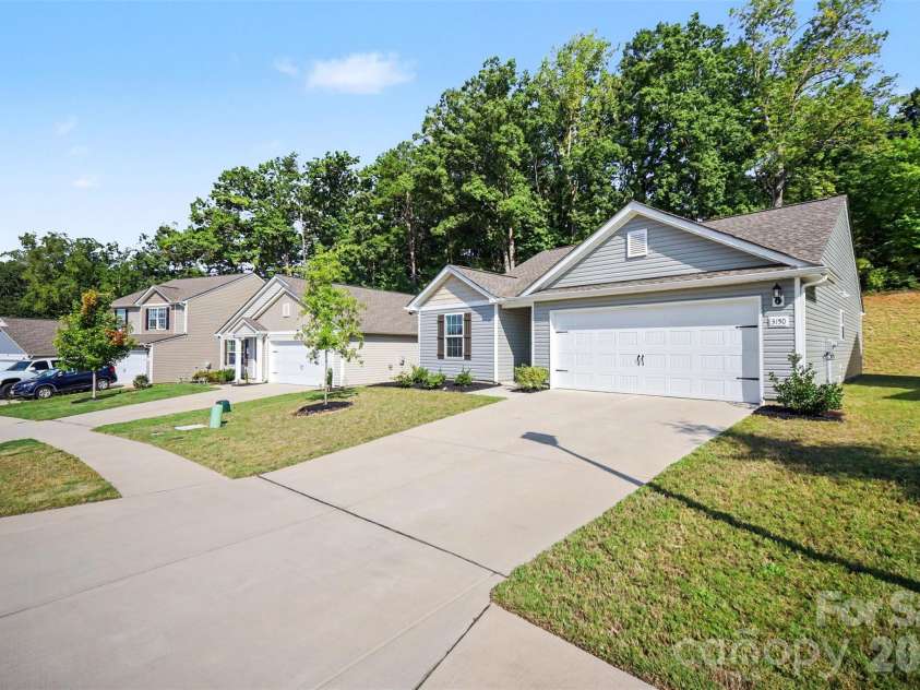 3150 Maple Ridge Drive, Gastonia, NC 28052.  MLS# CAR4420502, YatesRealty ID 48628. Front Driveway