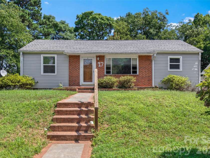 17 Edgewood View Lane, Winston Salem, NC 27127.  MLS# CAR4421322, YatesRealty ID 48629. 