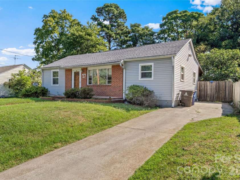 17 Edgewood View Lane, Winston Salem, NC 27127.  MLS# CAR4421322, YatesRealty ID 48629. 