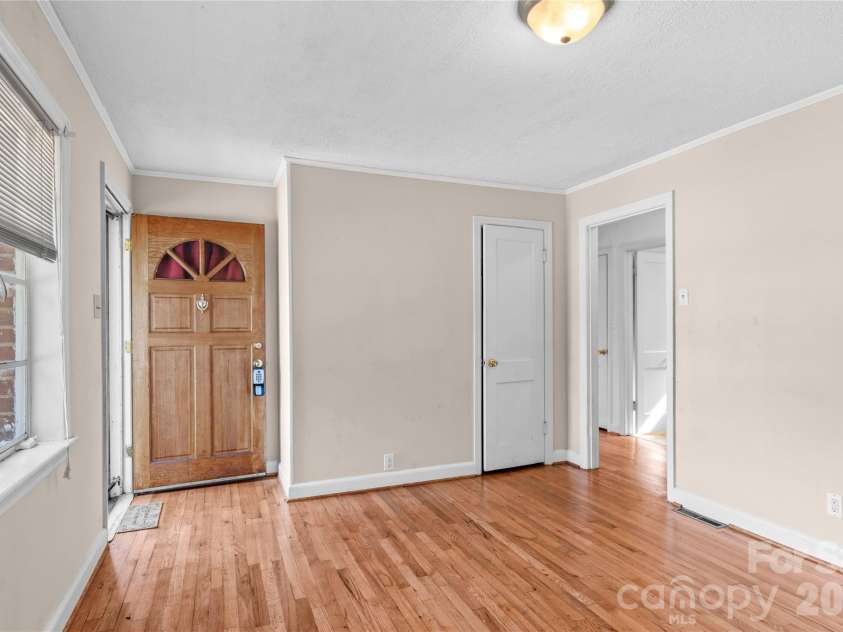 17 Edgewood View Lane, Winston Salem, NC 27127.  MLS# CAR4421322, YatesRealty ID 48629. 