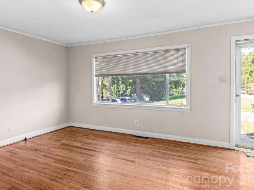 17 Edgewood View Lane, Winston Salem, NC 27127.  MLS# CAR4421322, YatesRealty ID 48629. 