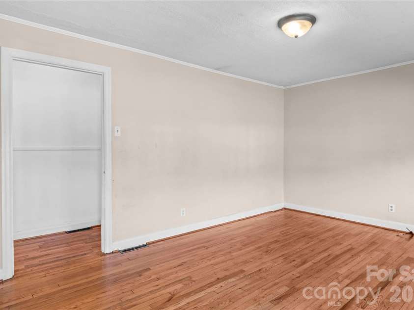 17 Edgewood View Lane, Winston Salem, NC 27127.  MLS# CAR4421322, YatesRealty ID 48629. 