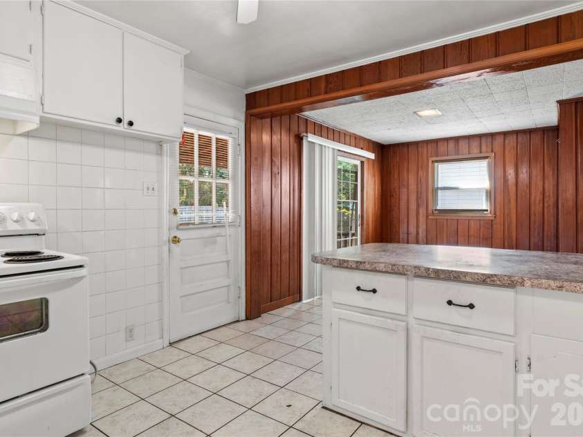 17 Edgewood View Lane, Winston Salem, NC 27127.  MLS# CAR4421322, YatesRealty ID 48629. 