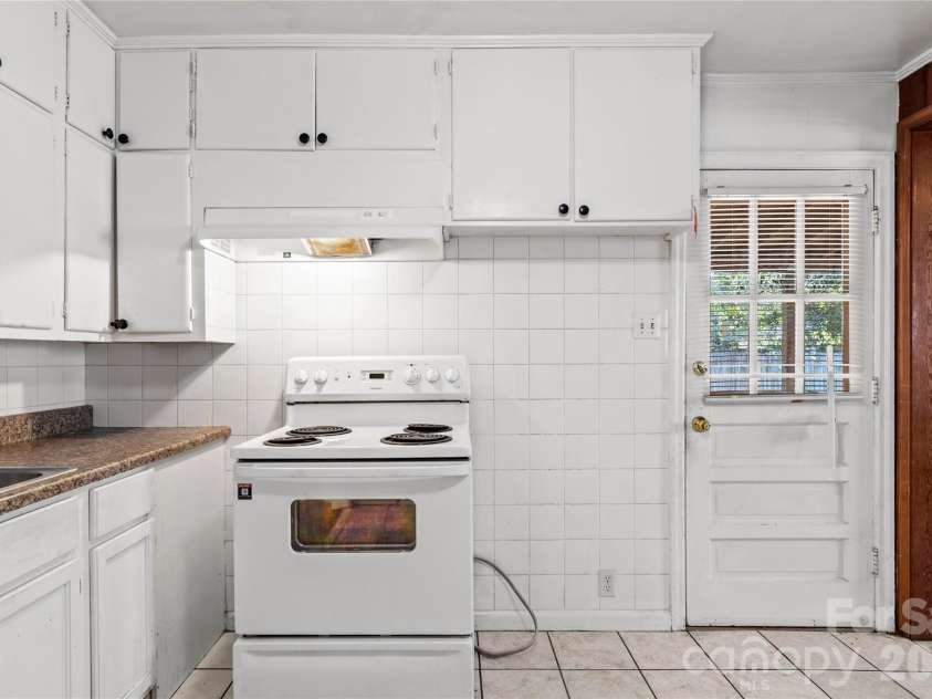 17 Edgewood View Lane, Winston Salem, NC 27127.  MLS# CAR4421322, YatesRealty ID 48629. 