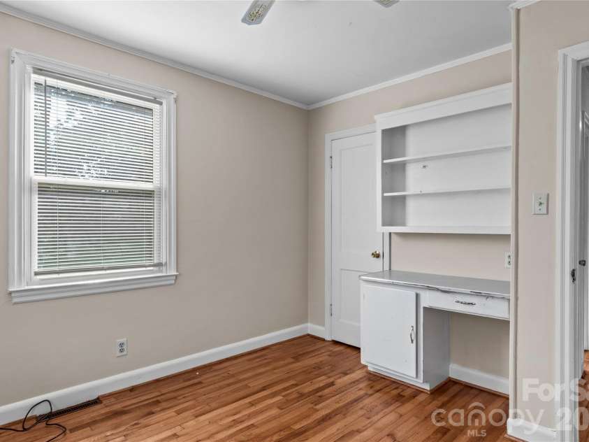 17 Edgewood View Lane, Winston Salem, NC 27127.  MLS# CAR4421322, YatesRealty ID 48629. 