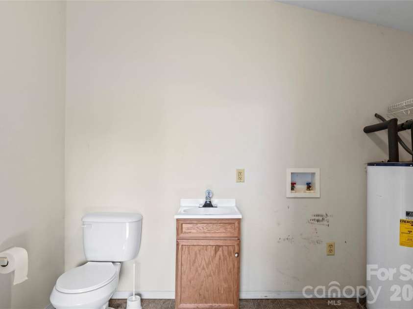 17 Edgewood View Lane, Winston Salem, NC 27127.  MLS# CAR4421322, YatesRealty ID 48629. 